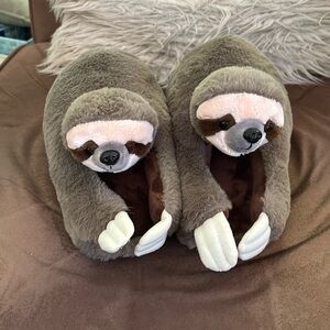 Super cute sloth slippers womens size 7/7.5